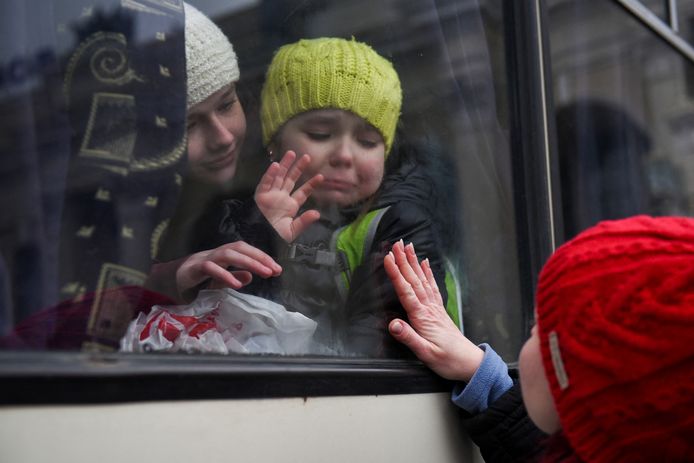 De Oekraïense Alexandra (12) en haar huilend zusje Esyea (6) nemen afscheid van hun moeder.