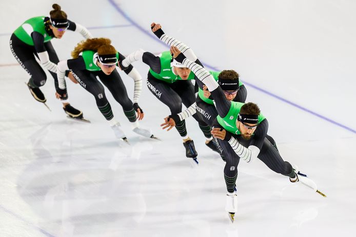 Schaatsers van Team Reggeborgh werken trainingsrondjes af in Thialf.