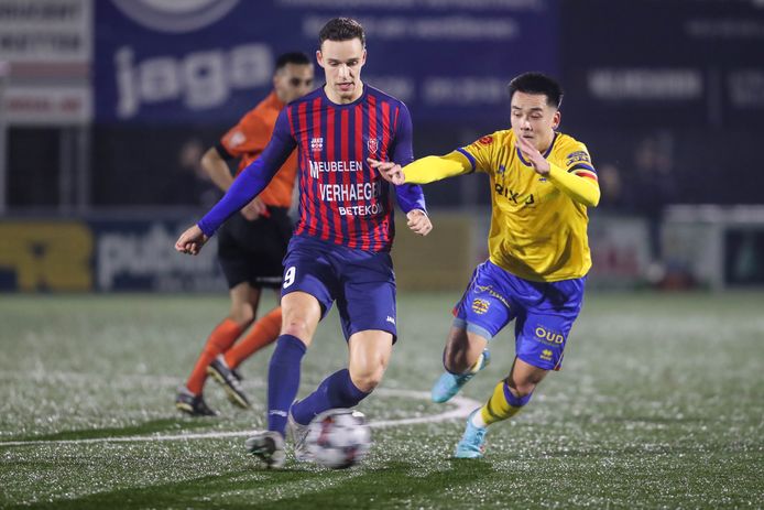Edwin Wang, hier nog in het geelblauwe shirt van ex-club KVK Wellen, ziet zijn debuut bij Belisia door een gele schorsing uitgesteld.
