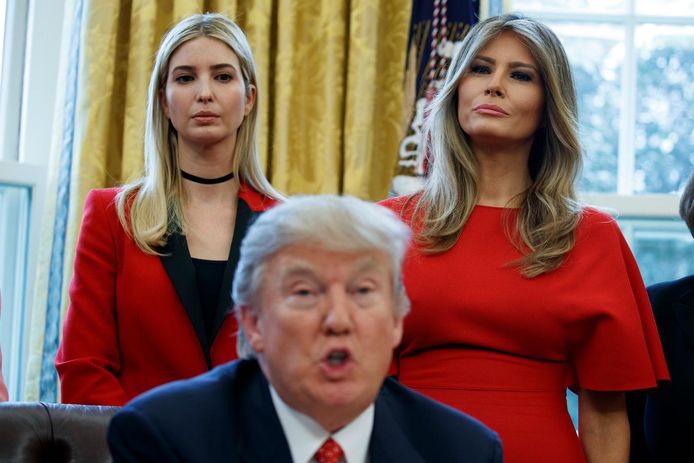 Donald Trump, zijn dochter Ivanka (links) en vrouw Melania (rechts).