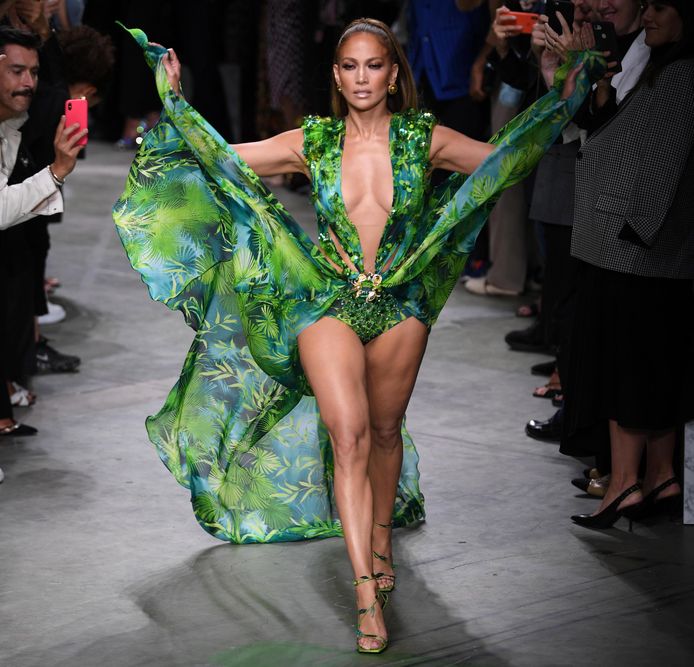 Jennifer Lopez dans la version 2020 de la célèbre robe Versace.