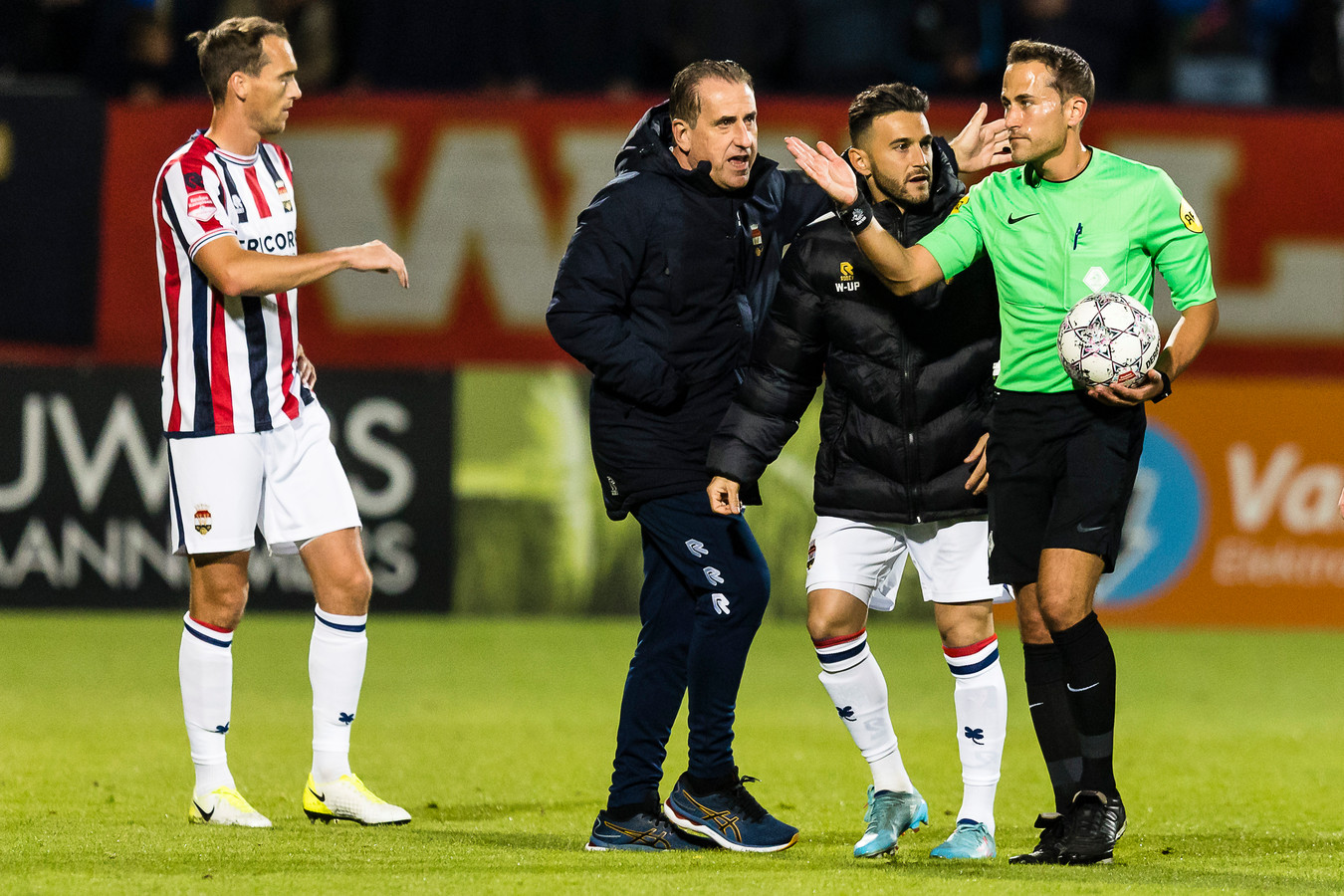 TILBURG - 07-10-2022, Koning Willem II stadium. Dutch Keuken Kampioen Division, season 2022-2023. during the match Willem II - Den Bosch. Referee Martin Perez stops there match, Willem II player Freek Heerkens, Willem II player Pol Llonch.