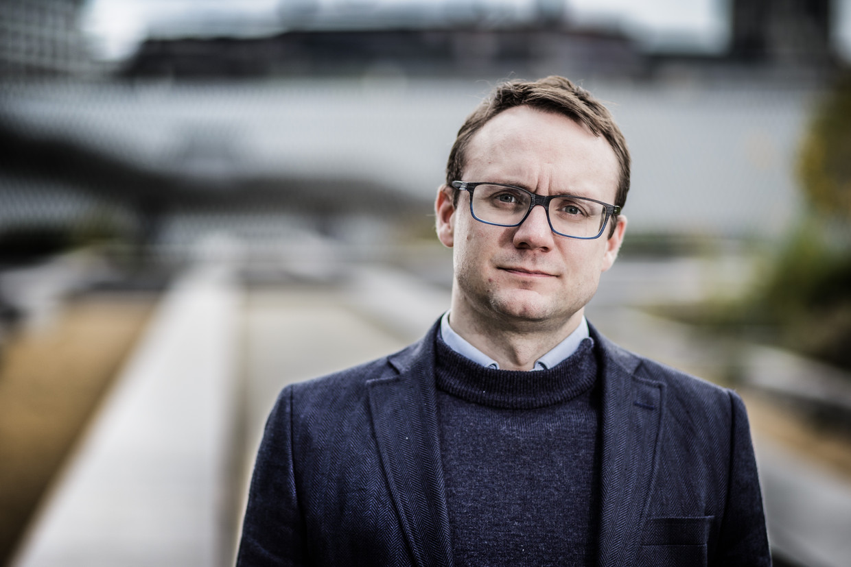 Joachim Pohlmann in zijn derde roman: kortaangebonden zinnen, kale stijl. Beeld Bob Van Mol