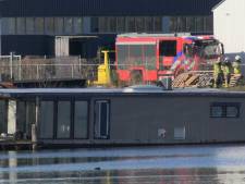 Woonboot in Enschedese haven dreigt te zinken, brandweer aanwezig