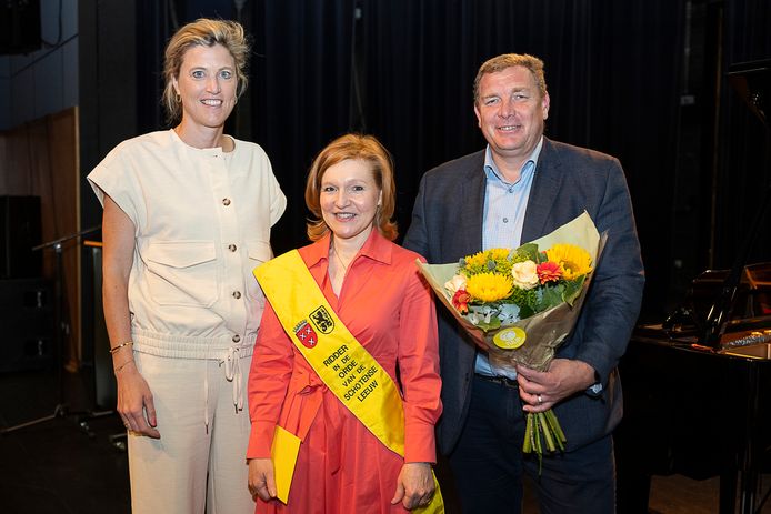 Minister van Binnenlandse Zaken Annelies Verlinden (CD&V) (links) en burgemeester Maarten De Veuster (N-VA) zetten Anne Cambier (midden) in de bloemetjes.