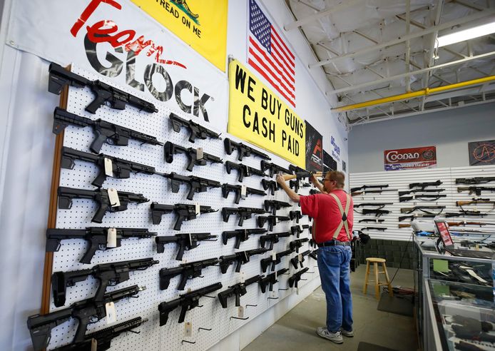 Semiautomatische geweren van het type AR-15 in een wapenwinkel in Orem (Utah).