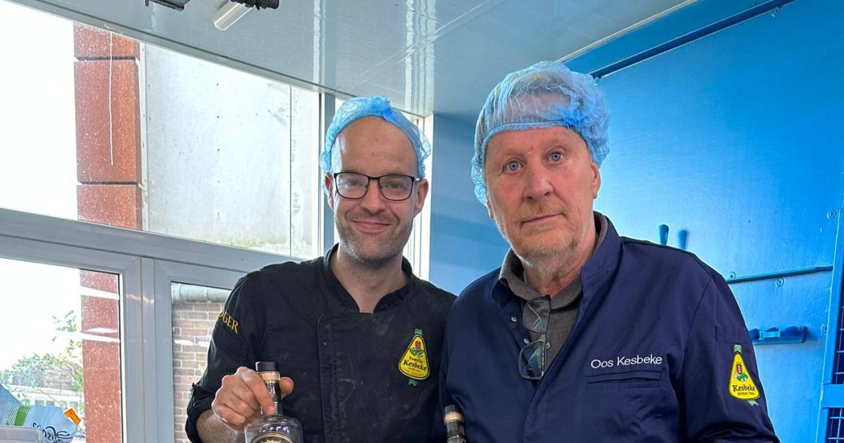 Danny Veraaugurken in 40 procent alcohol van Rijsbergse rum, gemaakt door augurkenkoning Oos