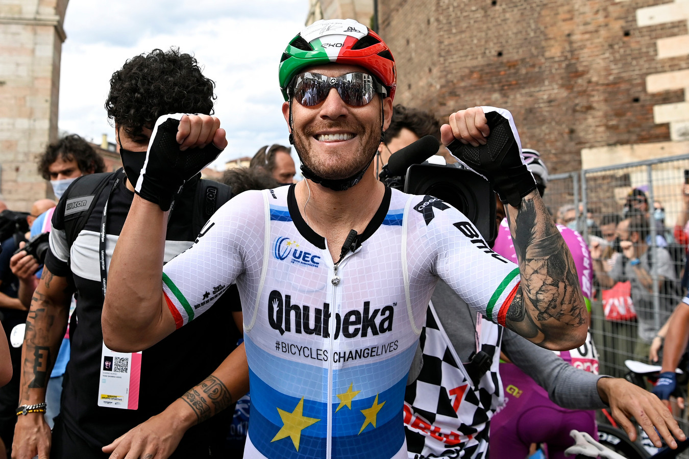 Giacomo Nizzolo viert vlak na de finish zijn overwinning.