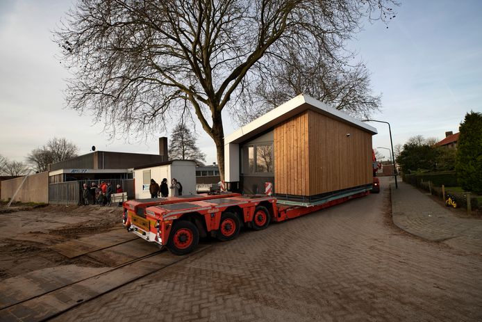 Tiny houses worden op hun plaats getakeld in Aarle-Rixtel.