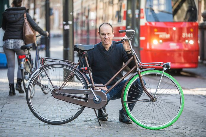 Hagenaar Marcel Gordijn van de FietsBieb verhuurt fietsen voor 8 euro per maand.