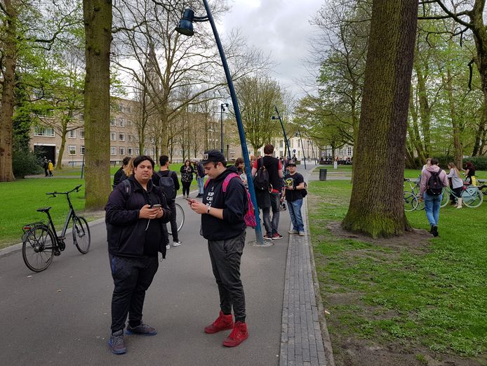 Nichal Joossen (links) op jacht naar de Pokémon Mareep