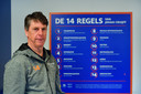 Voormalig hockey-bondscoach Herman Kruis bij de 14 regels van Johan Cruyff.