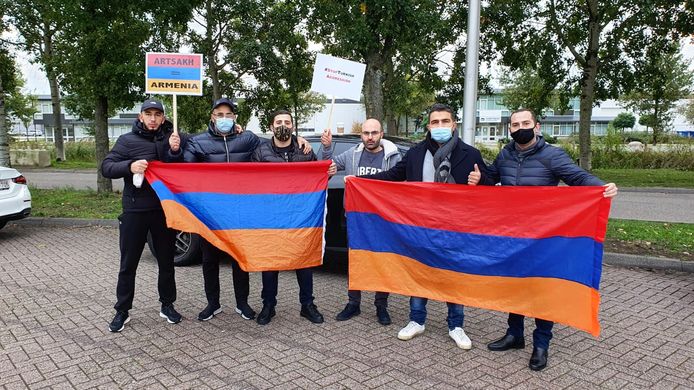 Een aantal van de betogers met Armeense vlaggen.