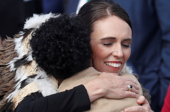 Jacinda Ardern, premier van Nieuw-Zeeland, omhelst een familielid van een van de slachtoffers.