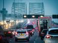 Instortingsgevaar dreigt voor drukste brug van Nederland en dat zorg voor grote problemen