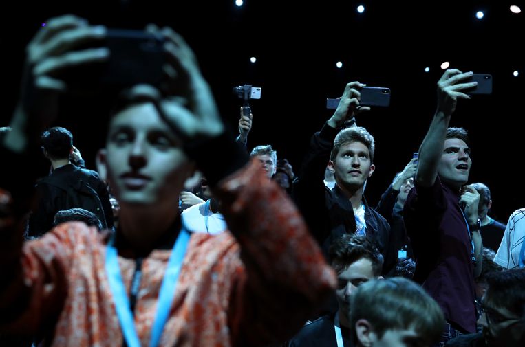 Deelnemers aan een conferentie van Apple in Californië maken selfies. Beeld Getty Images