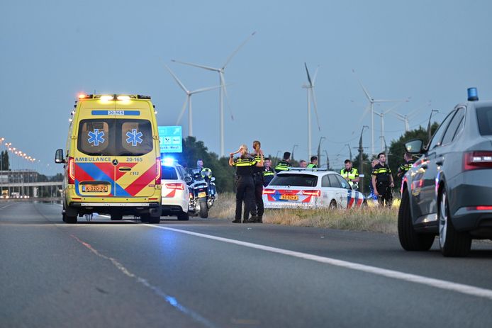 Een auto is ruim een halfuur achtervolgd door meerdere eenheden van de politie. De achtervolging eindigde met een crash langs de A16 bij Breda.