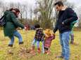 Jeugdbewegingen en natuurliefhebbers trotseren regen: 1.700 bomen en struiken geplant voor speelbos op Steenberg
