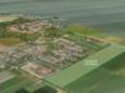 Willemstad vanuit de lucht. Binnen de vesting ligt gebouw Irene, net erbuiten de basisscholen. In het midden zijn de voetbalvelden te zien van Kogelvangers, daar komt de nieuwe multifunctionele accommodatie. Onderaan het plangebied voor woningbouw Willemstad-Oost.