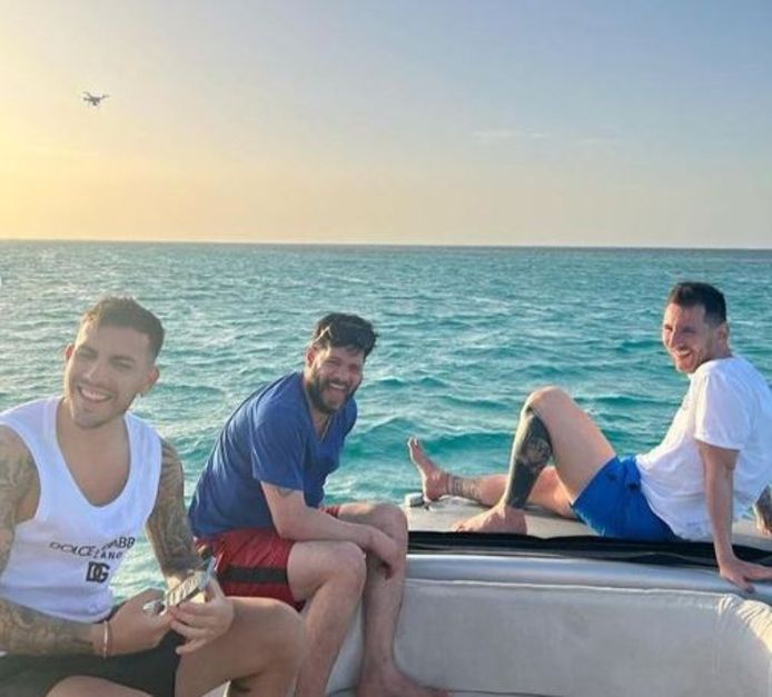 Messi met vrienden genietend van een boottocht op de Rode Zee.