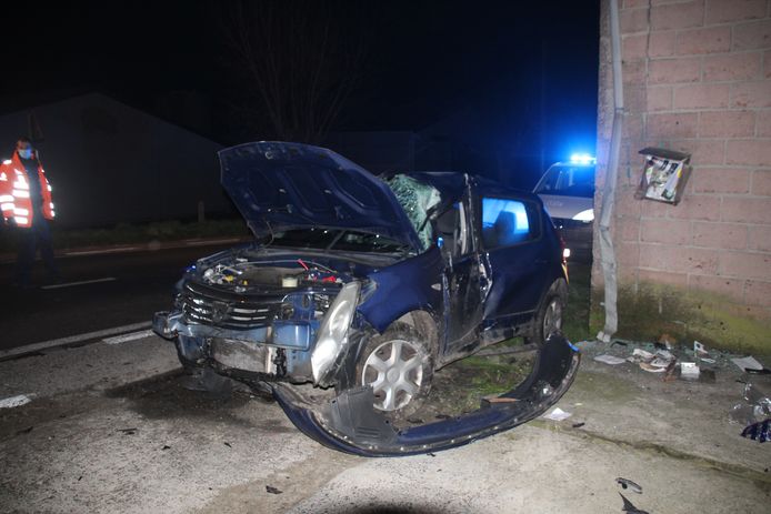 De bestuurder overleefde de klap tegen een gevel langs de Kanegemstraat niet