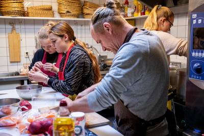 Jongeren koken en serveren compleet menu voor ouderen in Nijnsel: ‘Veel mooie kanten aan dit initiat