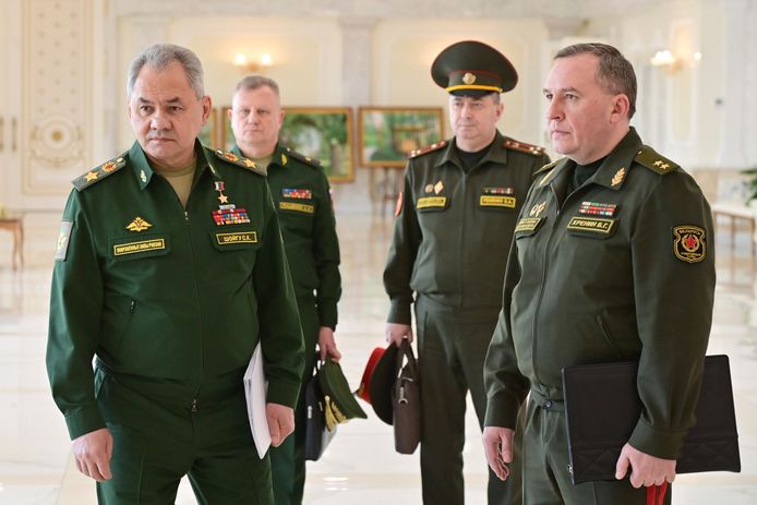 De Russische minister van Defensie Sjojgoe (vooraan links) en zijn Wit-Russische ambtgenoot Khrenin (rechts op de foto) tijdens hun ontmoeting eerder deze maand.
