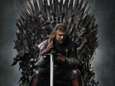 ‘Game Of Thrones’-fans verwonderd over mogelijke spoiler in poster van seizoen 1: “Hebben ze dan toch altijd geweten hoe het zou aflopen?”