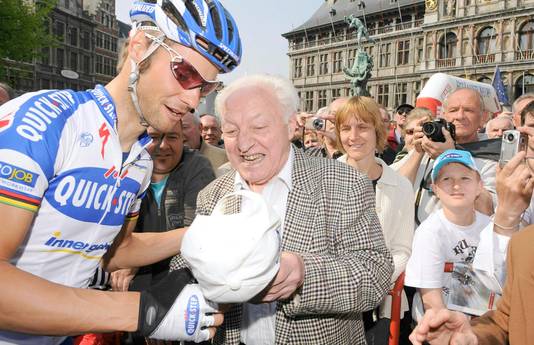 Tom Boonen en grootvader Raymond bij de start van de Scheldeprijs op de Grote Markt in Antwerpen in 2009.