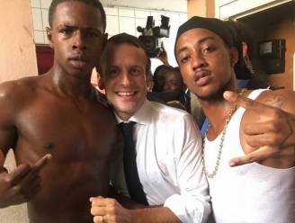De foto die veel ophef veroorzaakt in Frankrijk: Macron, twee jongeren en een middenvinger