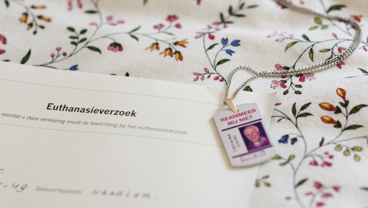 Een wilsverklaring en reanimeer-mij-niet penning. Beeld anp