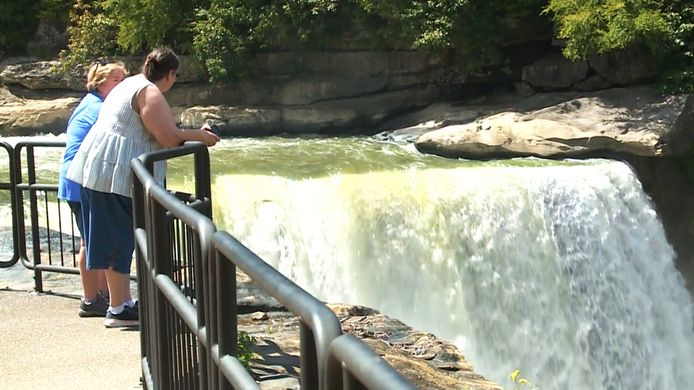 Une femme a survécu à une chute de 20 mètres  mercredi aux chutes de Cumberland, dans le Kentucky.