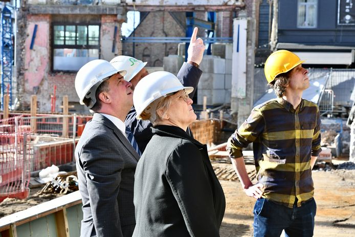 Een tijdscapsule van Roeselare werd begraven onder het duurzaamste stadhuis in wording.