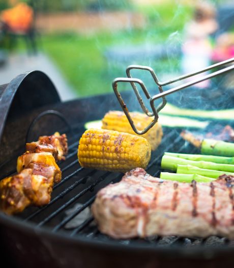 Barbecuetips: neem de tijd en leg het vlees niet koud uit de koelkast zo op het hete rooster