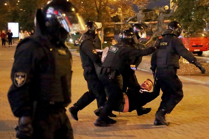 Tijdens protesten tegen Loekasjenko's inauguratie in Minsk gisteren trad de Wit-Russische politie hardhandig op.