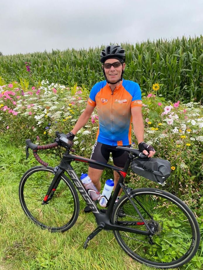 Deelnemer Louis Bosman in zijn officiële T-shirt van de wieleretappe Giro di KiKa.