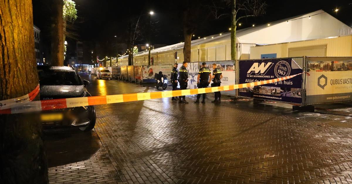 Eenzijdig ongeval op N36: busje met aanhanger komt in berm terecht, één persoon naar het ziekenhuis.