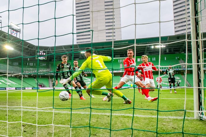 FC Groningen en PSV strijden in een lege Euroborg om de bal.