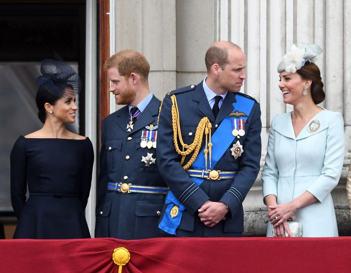 Prins Harry (links, naast zijn vrouw Meghan Markle) en zijn oudere broer William (met rechts zijn vrouw Kate Middleton)