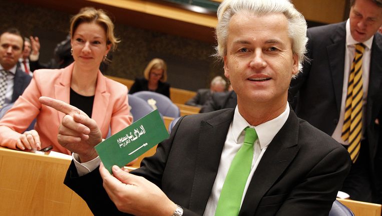 PVV-leider Geert Wilders toont in de Tweede Kamer een sticker waarop in het Arabisch staat: De islam is een leugen. Mohammed is een boef. De koran is gif. Beeld anp