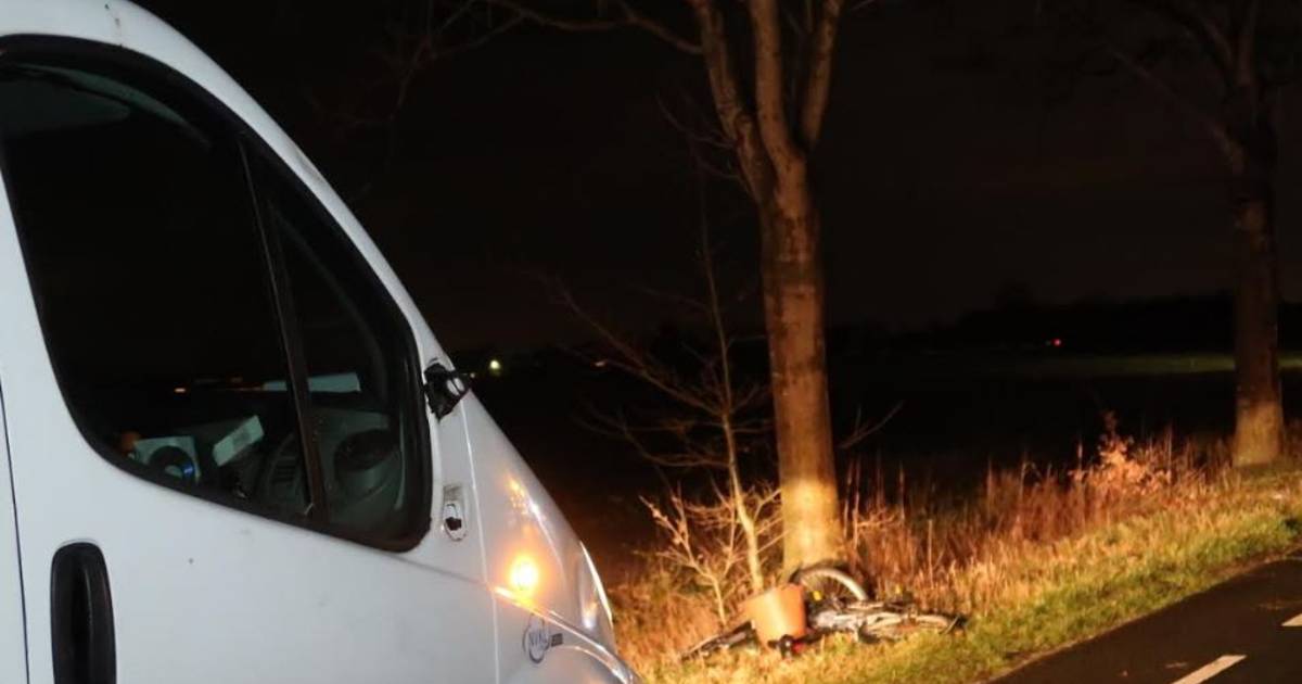 Fietser belandt in sloot na aanrijding: reanimatie en met spoed naar het ziekenhuis.