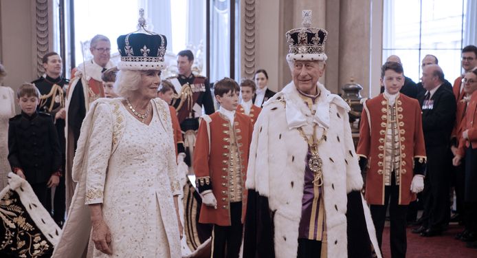 Koningin Camilla en Koning Charles III in Buckingham Palace op  de kroningsdag - beeld uit 'King Charles: The Coronation Year'.