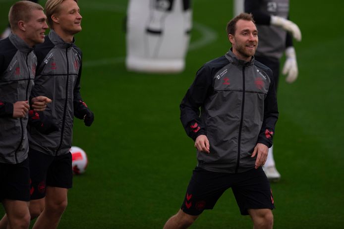 Christian Eriksen (r) is terug op het trainingsveld en bij de Deense selectie.