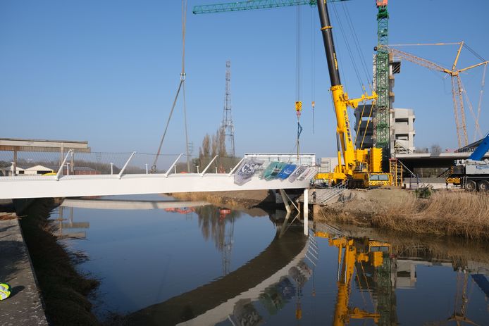 De Vlaamse Waterweg plaatst een fiets- en wandelbrug over de Afleidingsdijle in Mechelen in het kader van de ontwikkeling van de Keerdoksite.