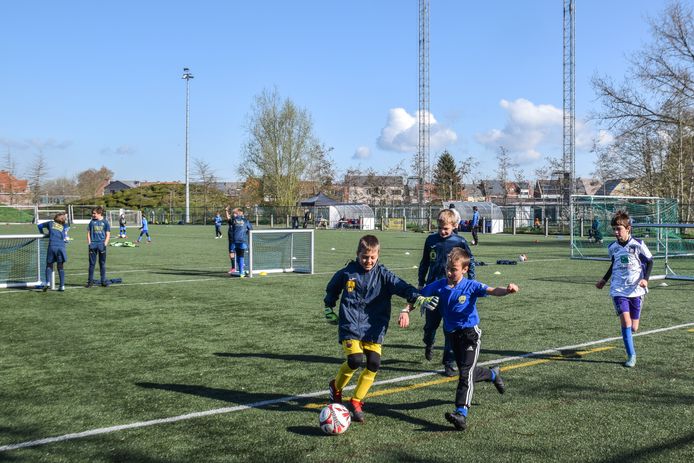 Voetbal Vlaanderen hervormt het jeugdvoetbal, waardoor clubs in buurgemeenten maar gescheiden door een provinciegrens voortaan wel tegen elkaar kunnen spelen.