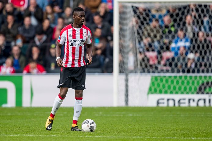 Isimat erkent dat hij een aantal defensieve fouten maakte, maar vindt ook dat hij een goede bijdrage levert in het momenteel volop winnende team van PSV.