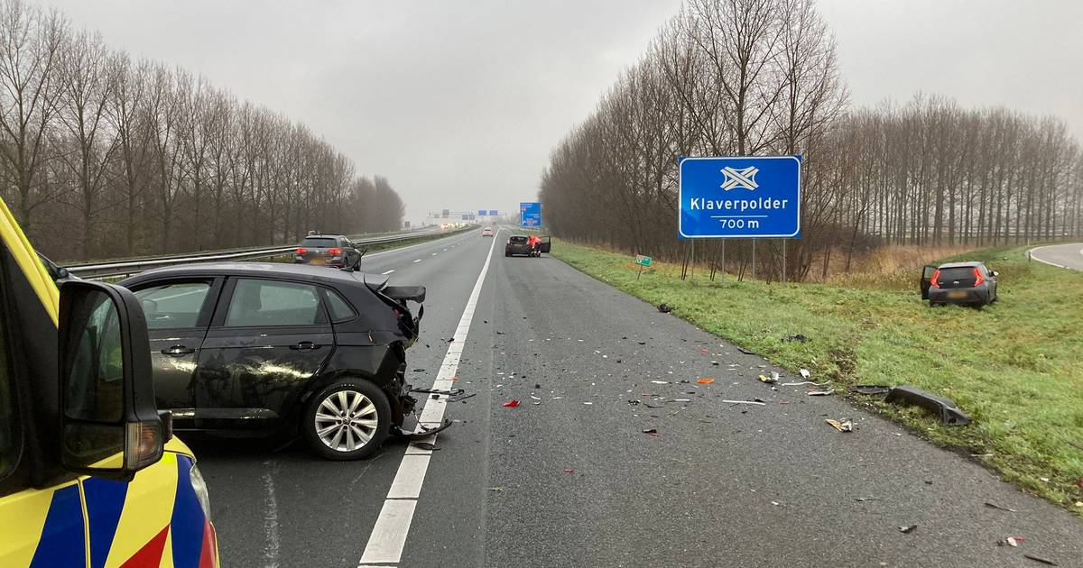 Aanrijding tussen meerdere autos op A17 bij Moerdijk, weg weer vrijgegeven.