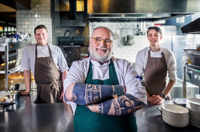 De markante Chef-kok Ricardo van Ede. Met op de achtergrond Sous-chef Jelmer (links) en Noa van de bediening.