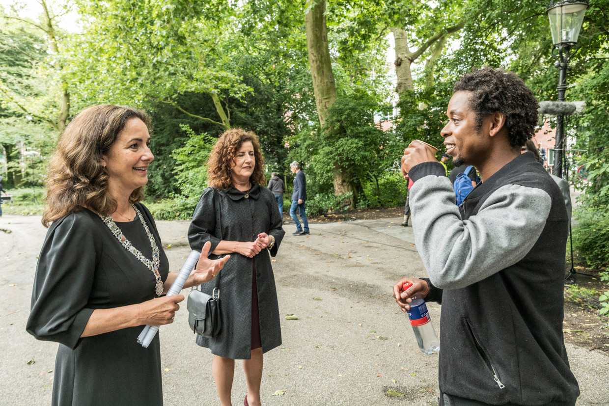 De Amsterdamse burgemeester Femke Halsema, minister Ingrid van Engelshoven en rapper Typhoon (Glenn de Randamie) tijdens de slavernijherdenking Keti Koti in het Amsterdamse Oosterpark op 1 juli vorig jaar. Beeld Daphne Channa Horn / Getty Images