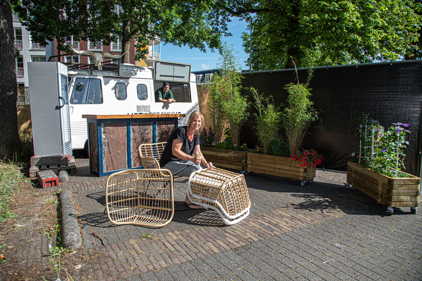 Het Weeshuys opent tijdelijk terras aan de Zwolse gracht (en andere